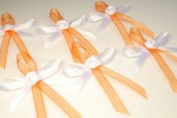 Svatební vývazky s růžičkou - bílá, oranžová (1 ks)