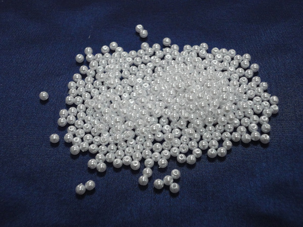 Galanterie pro sv.šaty - perličky 4mm, bílá (120g/bal)