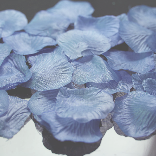 Textilní plátky růží na házení 48x52mm - světle modrá (100ks/bal)